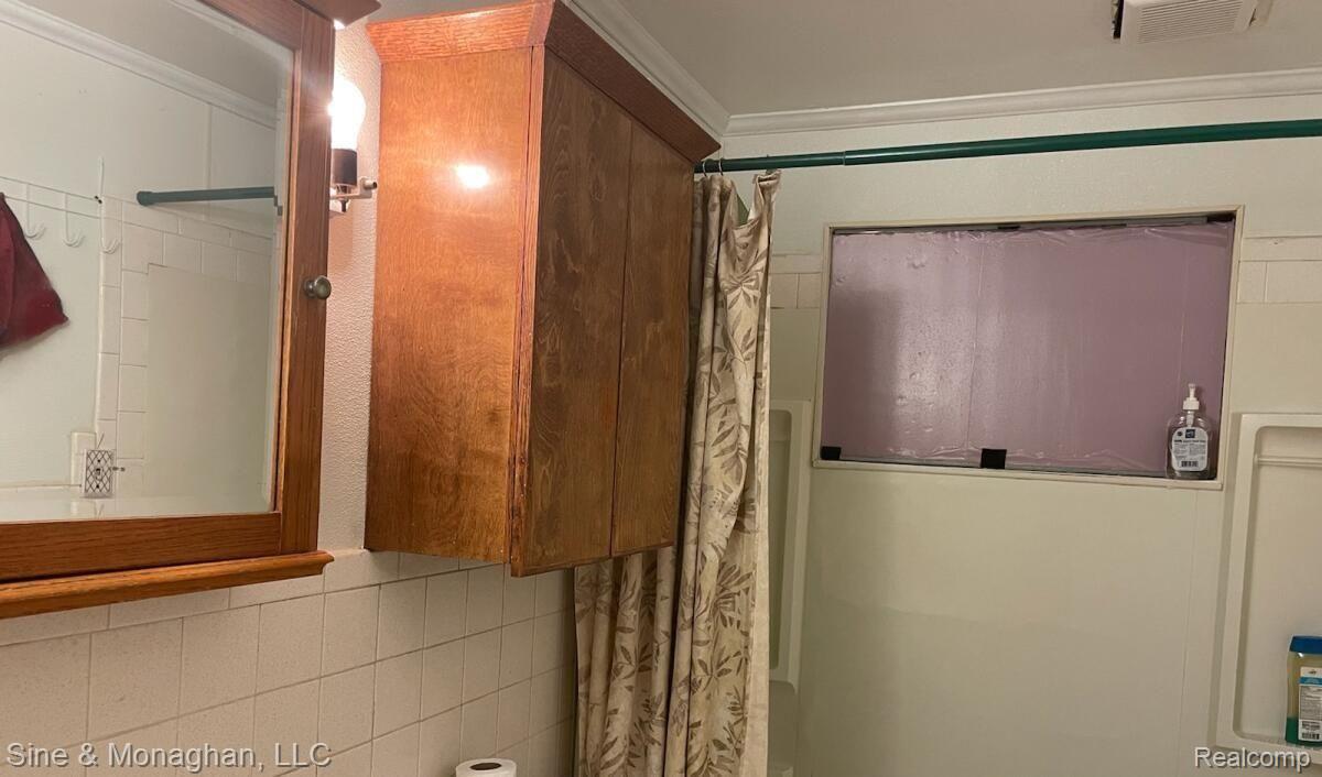 3044 Raskob Street Flint, MI 48504 - Photo 9 of 9 Full Bath Upper Level.jpg