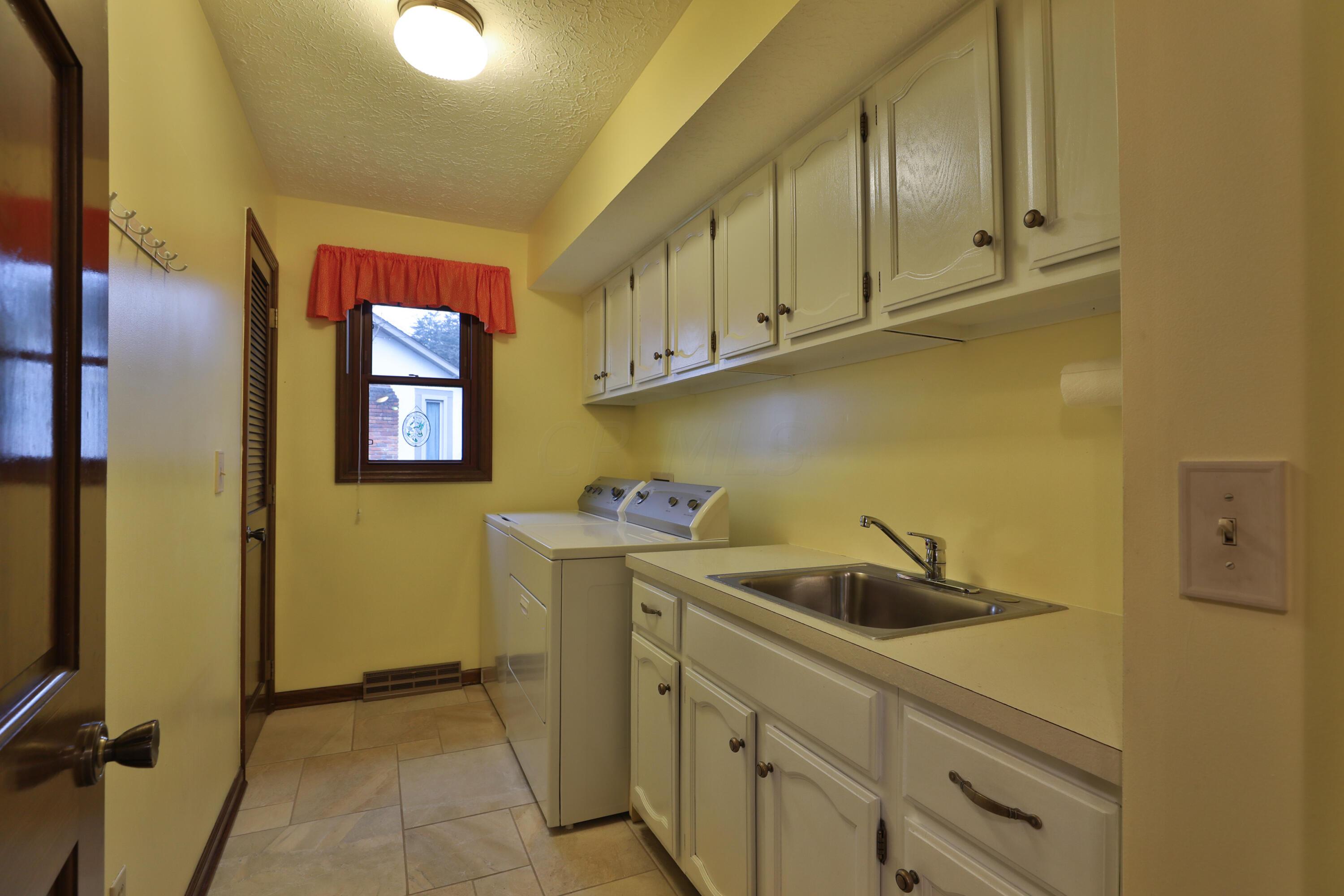 1016 Rutland Way Columbus, OH 43085 - Photo 16 of 47 Laundry room