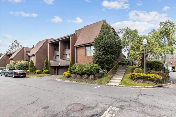 $5,900 | 18 Acorn Ponds Drive, Roslyn, NY 11576
