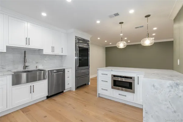 $5,900 | 18 Acorn Ponds Drive, Roslyn, NY 11576