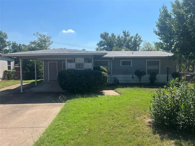 a view of a house with backyard and porch