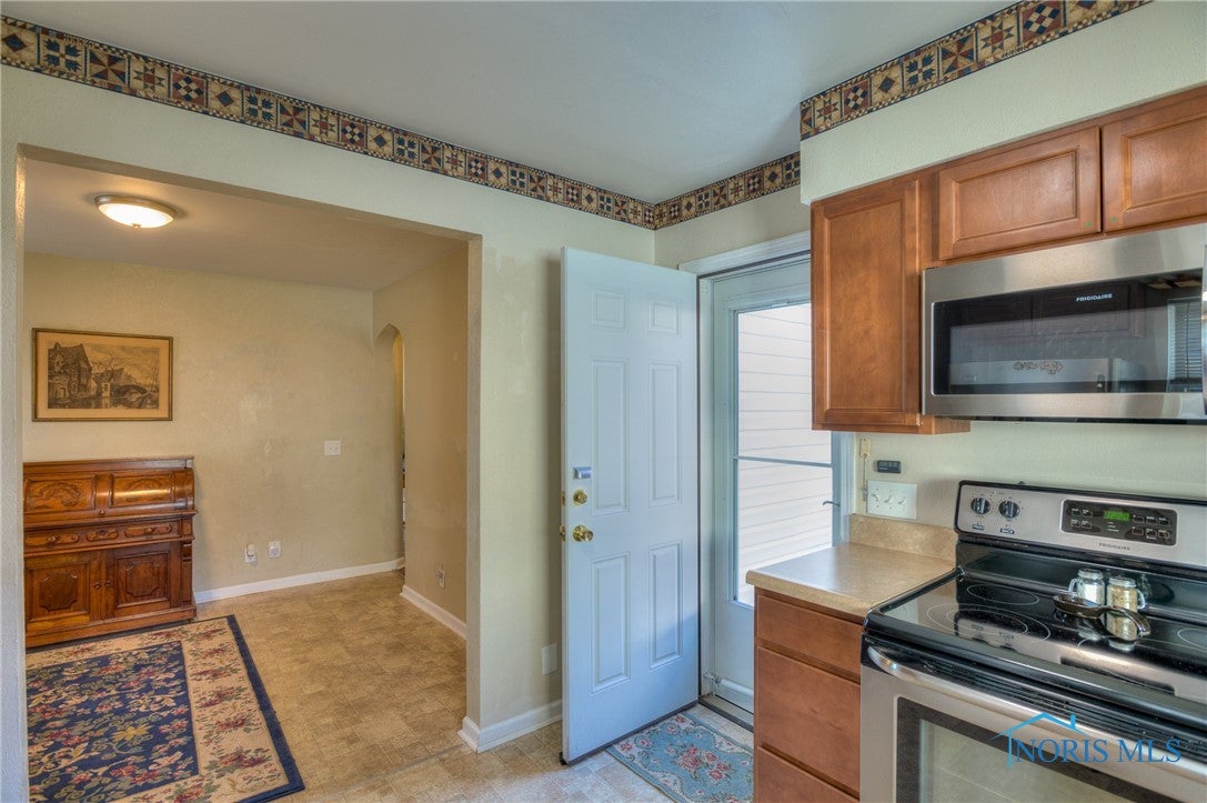 2808 Gracewood Road Toledo, OH 43613 - Photo 3 of 22 Kitchen
