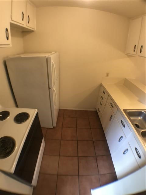 630 Maiden Lane, Unit A Austin, TX 78705 - Photo 7 of 12 a bathroom with a sink a toilet and shower