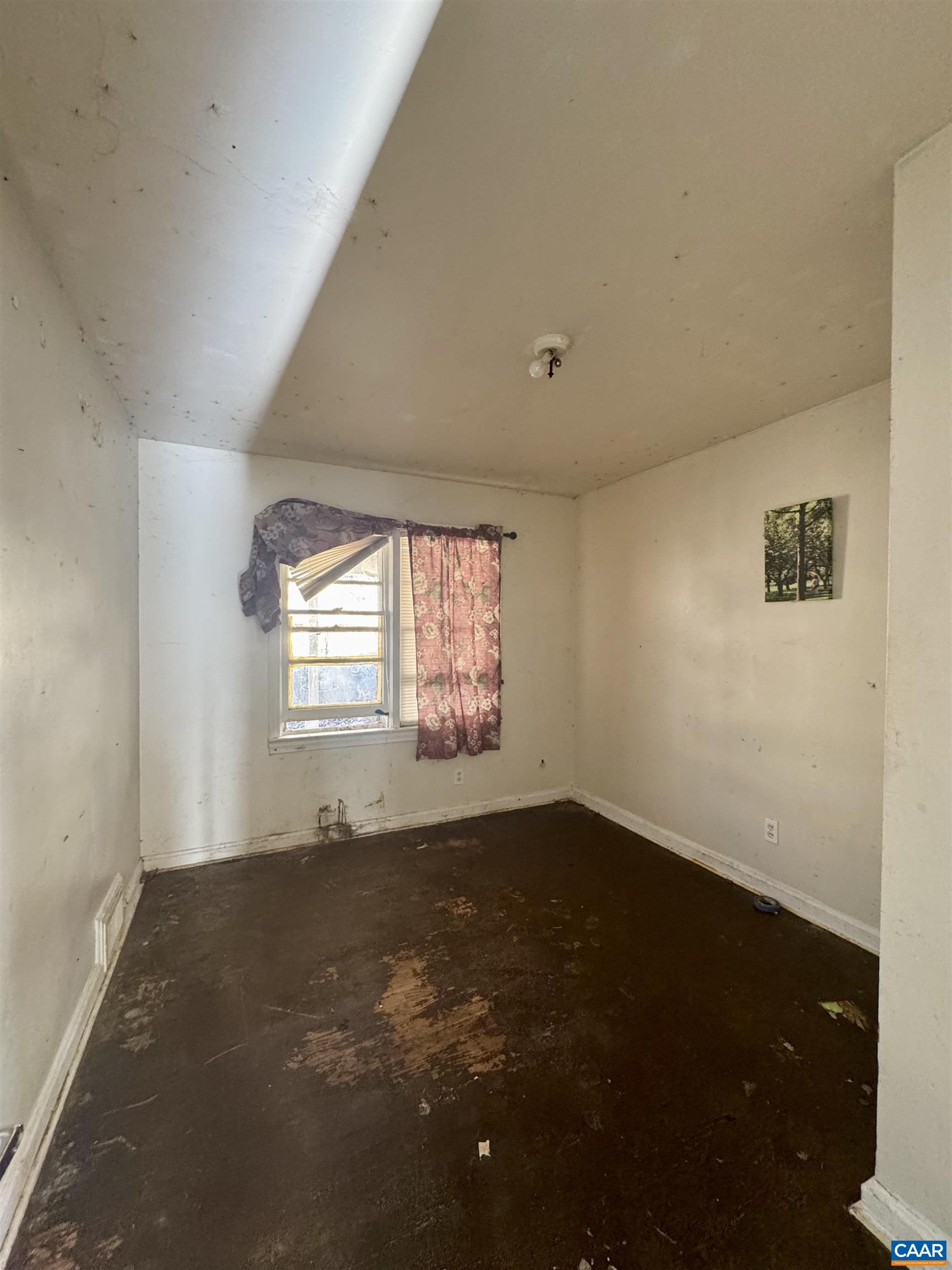 1323 Jackson Street Staunton, VA 24401 - Photo 17 of 67 an empty room with a windows and closet