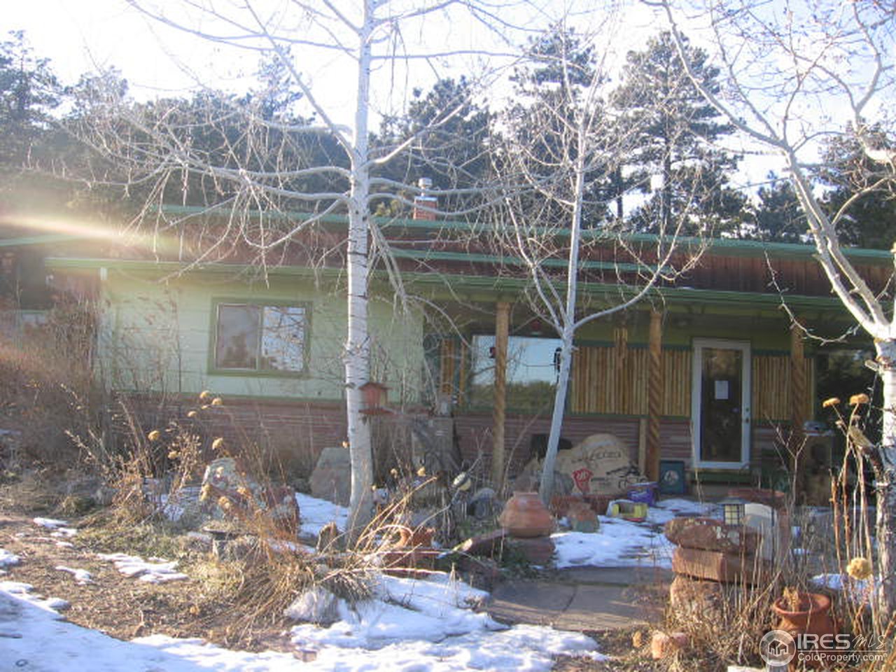a view of a house with backyard