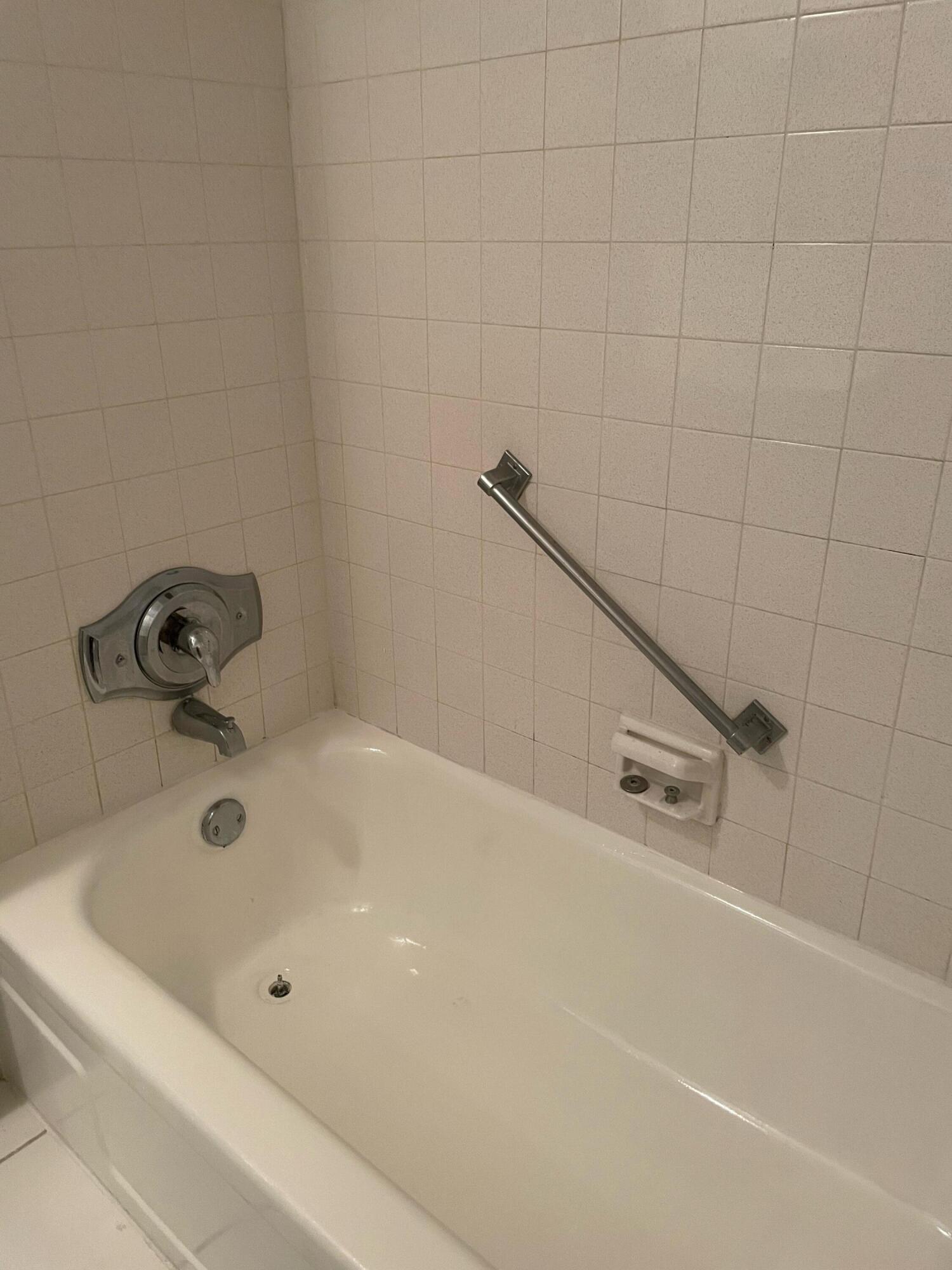 9440 Southwest 8th Street, Unit 217 Boca Raton, FL 33428 - Photo 27 of 28 a bathroom with a tub