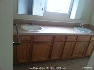 99 Manor Way, Unit 51 Rochester, MI 48309 - Photo 6 of 7 Mastbathrm.jpg