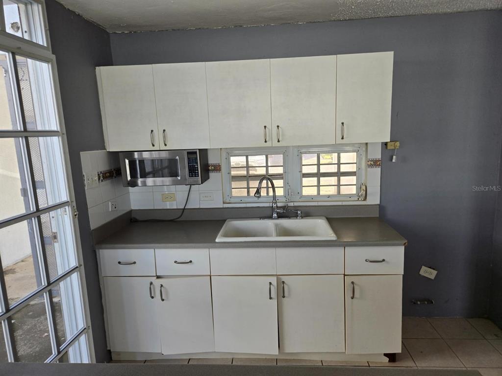 9 C. Rio La Plata, Unit 9E Bogalusa, LA 70427 - Photo 7 of 29 a kitchen with a sink a window and cabinets