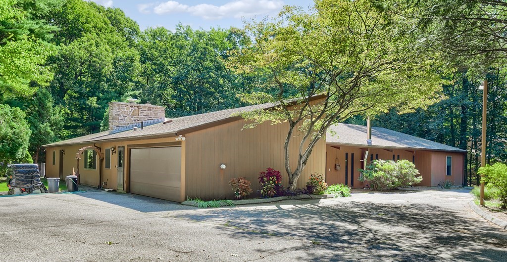 18 Old Lantern Circle Paxton, MA 01612 - Photo 4 of 41 a view of a house with a tree