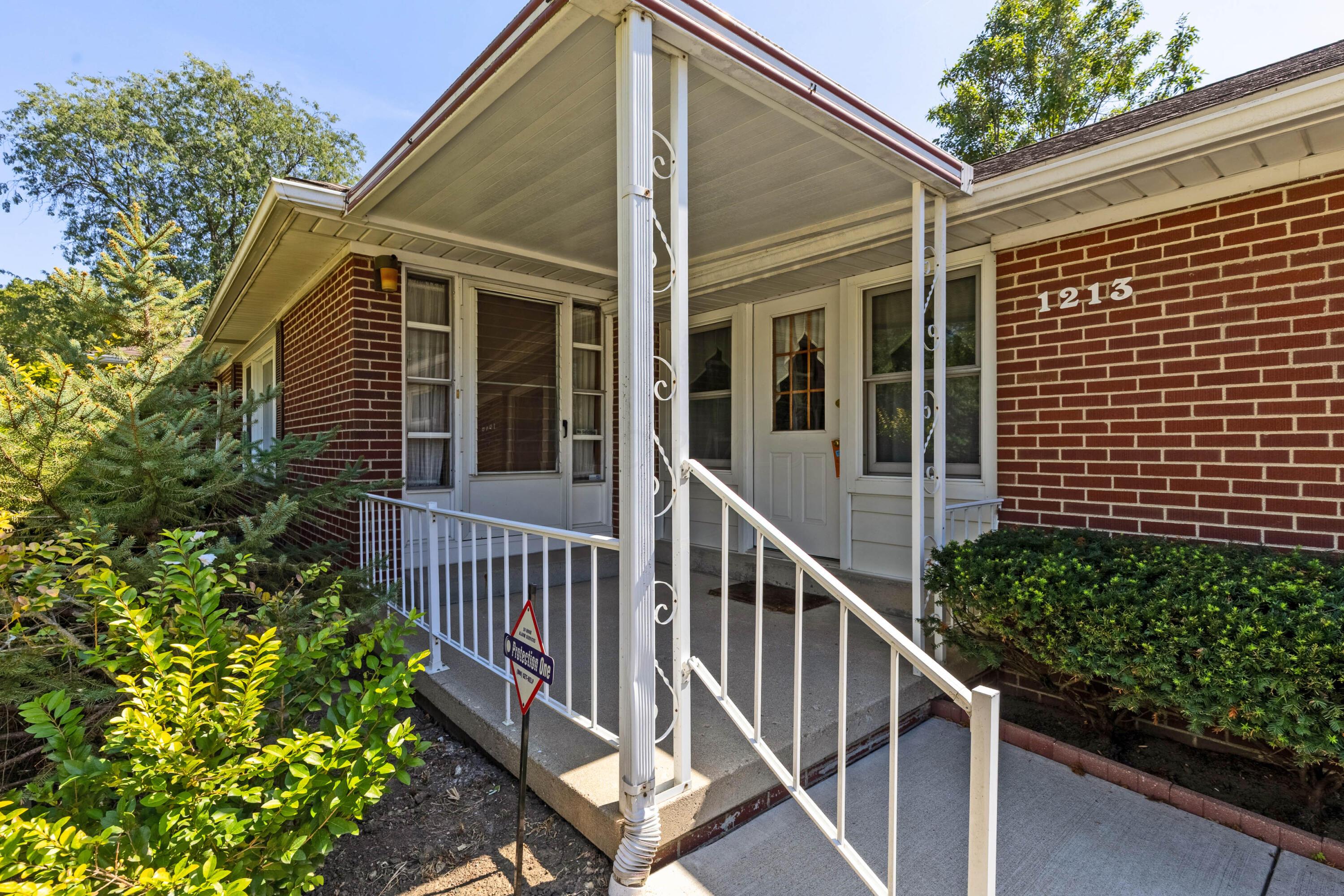 1213 East Cooke Road Columbus, OH 43224 - Photo 7 of 57 7. Front Porch, Entry