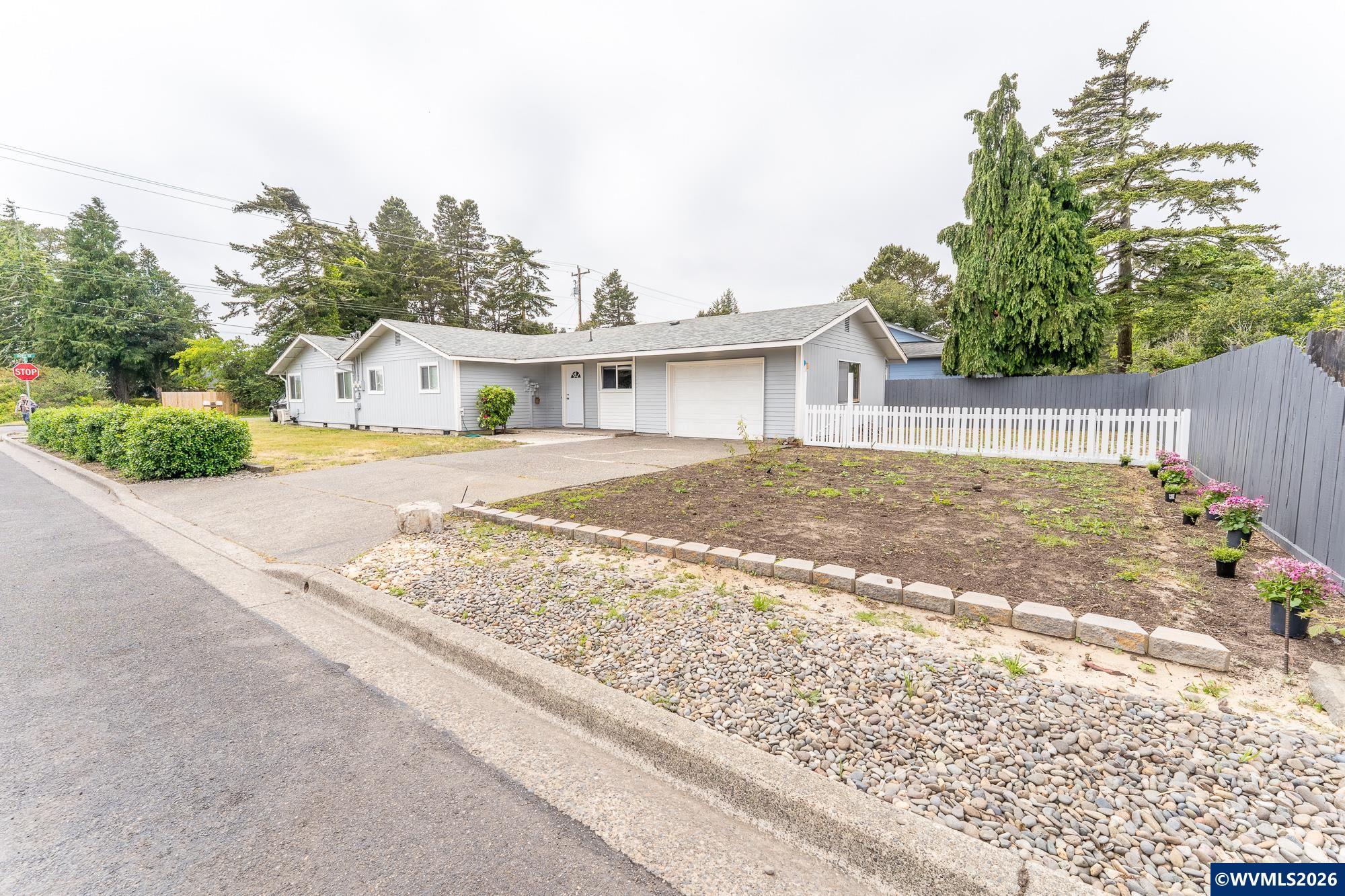2025 Pine Street Florence, OR 97439 - Photo 2 of 27