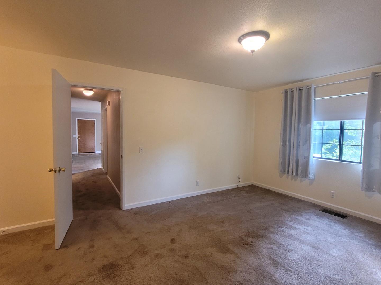 346 Gracie Road Nevada City, CA 95959 - Photo 33 of 66 an empty room with windows and closet