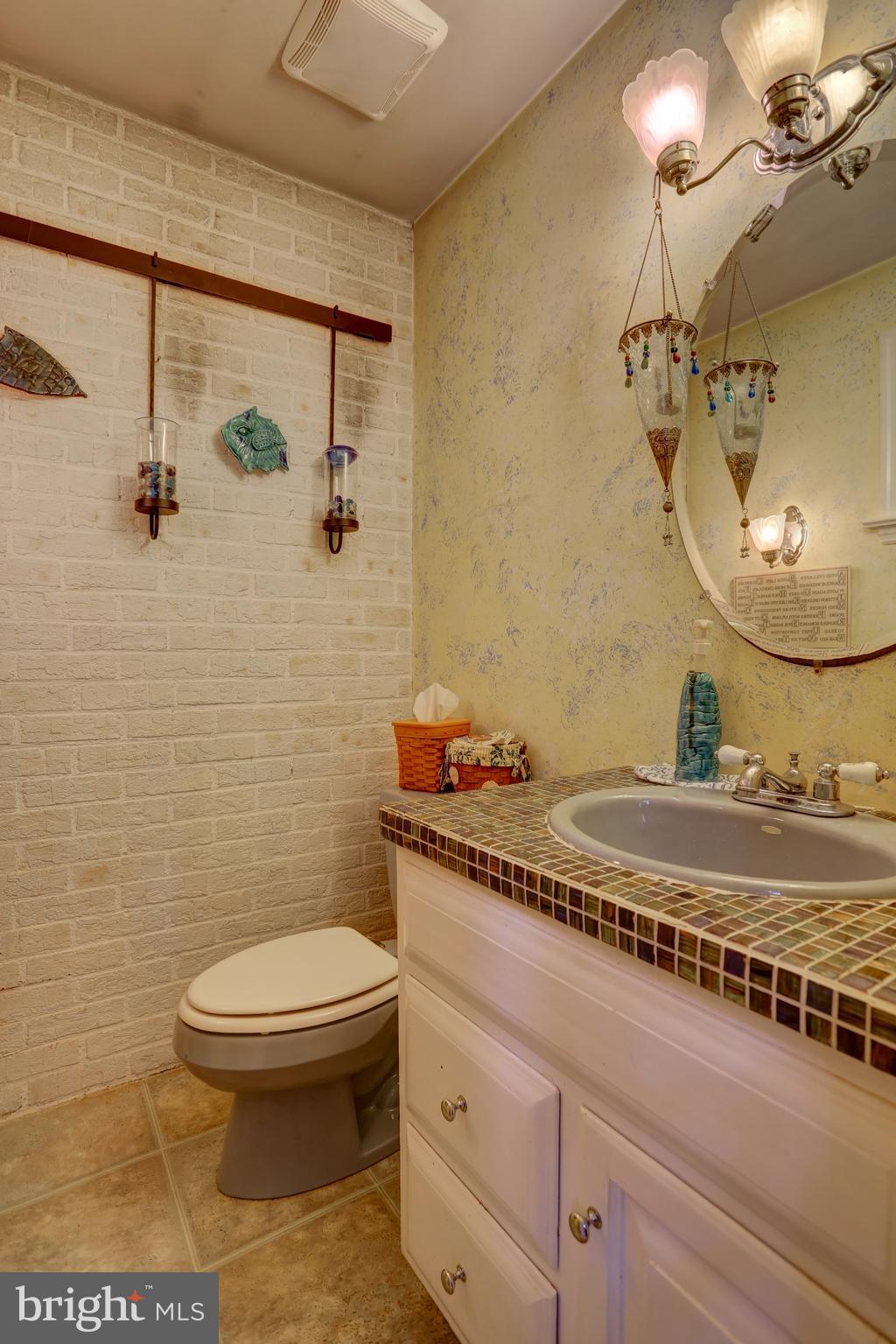 974 Pleasure Road Lancaster, PA 17601 - Photo 14 of 22 1st Floor Powder Room
