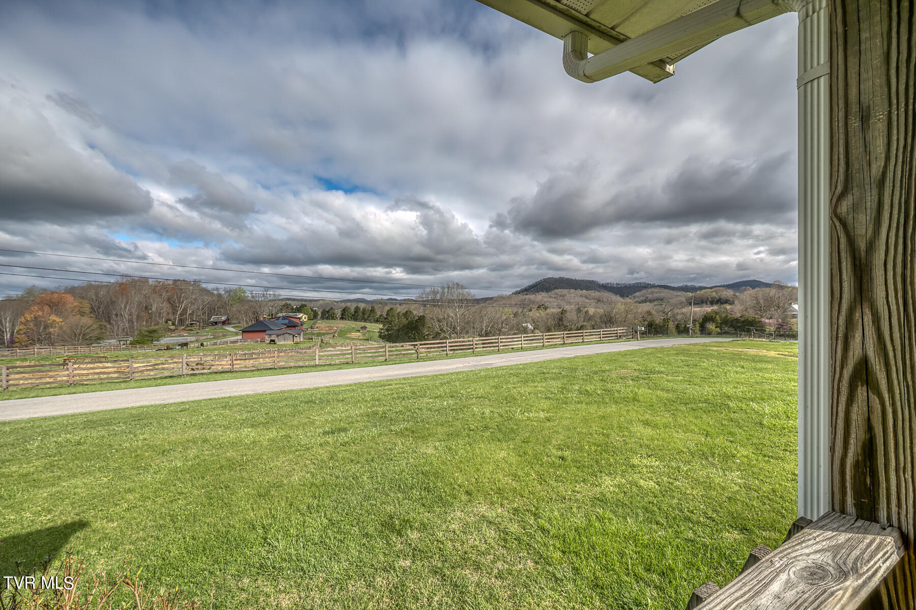 406 Walling Road Piney Flats, TN 37686 - Photo 4 of 29 406 Walling Dr-4