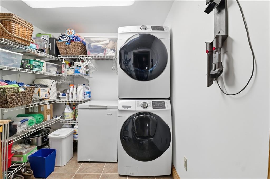 115 Chestnut Oak Point Big Canoe, GA 30143 - Photo 29 of 56 a utility room with dryer and washer