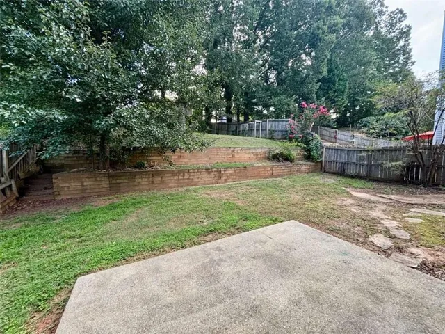 a view of a backyard