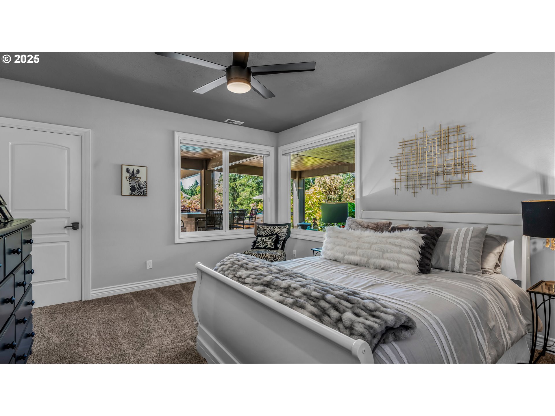 4075 Northwest Camala Drive Albany, OR 97321 - Photo 38 of 48 a living room with a bed furniture and a large window