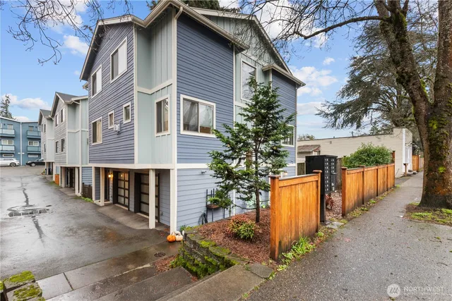 $2,800 | 12039 35th Avenue Northeast, Unit A, Seattle, WA 98125