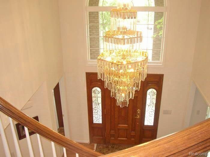 3063 Mapleridge Court Rochester, MI 48309 - Photo 3 of 11 Foyer