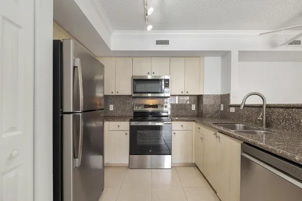 $3,250 | 1801 North Flagler Drive, Unit 803, West Palm Beach, FL 33407