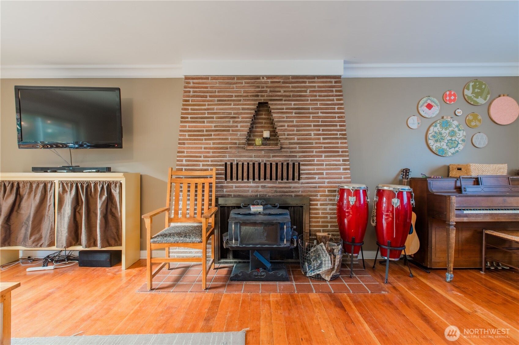 2516 Mill Avenue Bellingham, WA 98225 - Photo 29 of 36 a view of a livingroom with furniture and a flat screen tv
