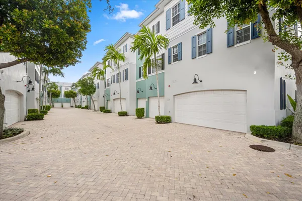 $7,000 | 376 West Mallory Circle, Delray Beach, FL 33483
