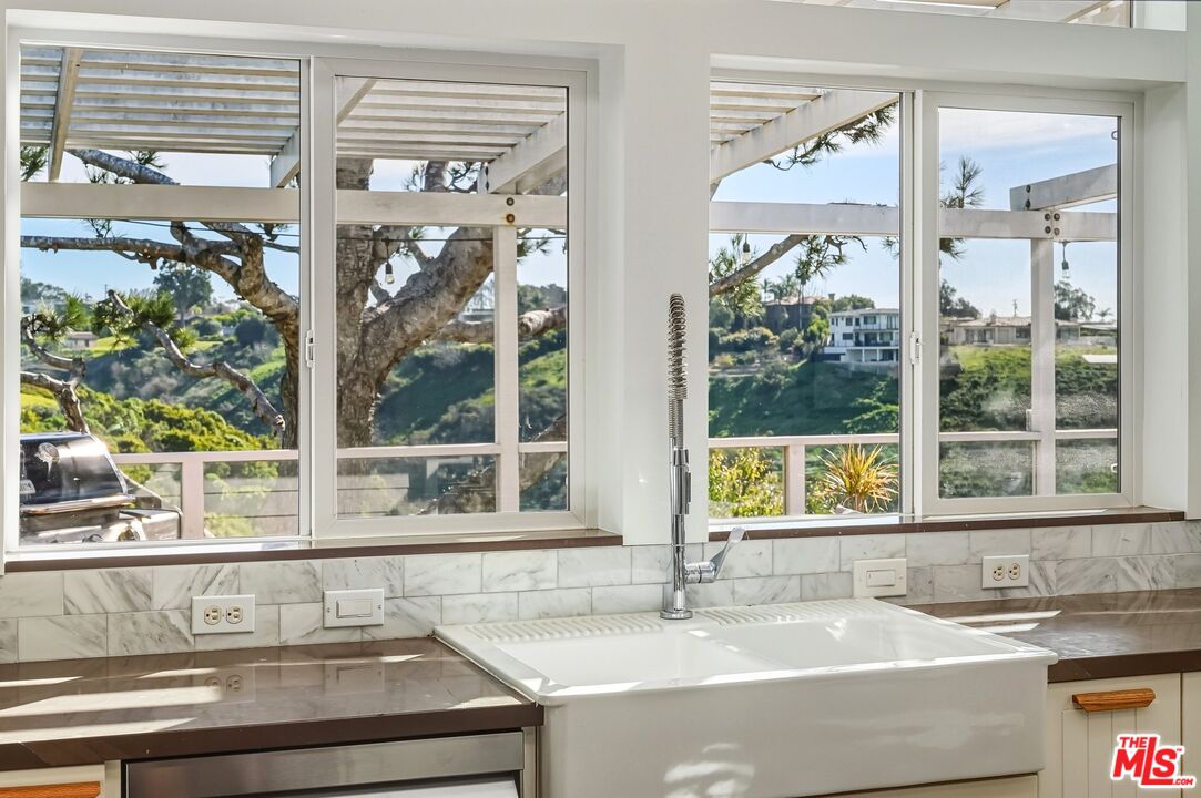 29500 Heathercliff Road, Unit 105 Malibu, CA 90265 - Photo 4 of 68