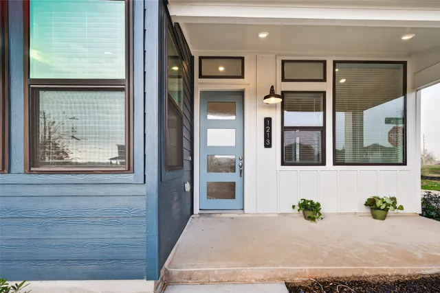 a view of entryway with a front door