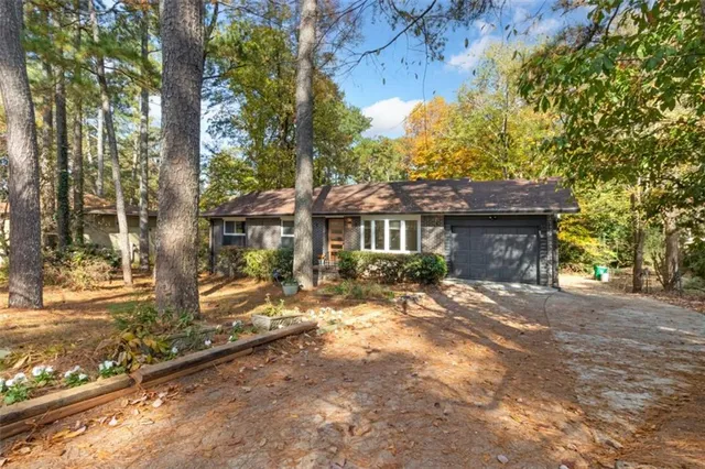 a view of a house with a yard