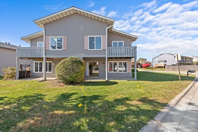 $215,000 | 20 Elm Court, Unit 3, Bolingbrook, IL 60440