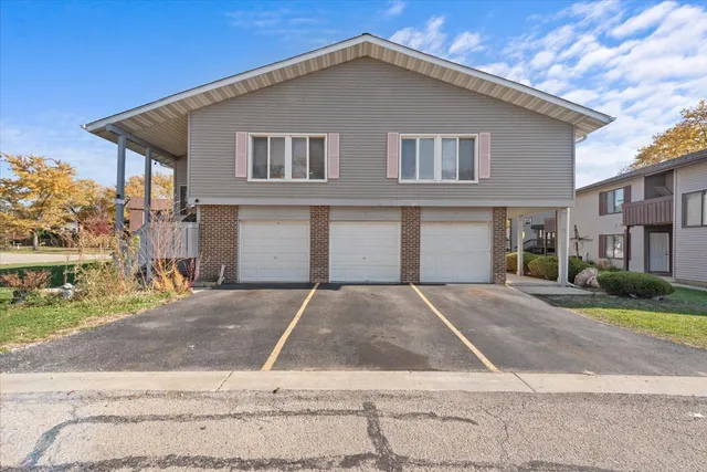 $215,000 | 20 Elm Court, Unit 3, Bolingbrook, IL 60440