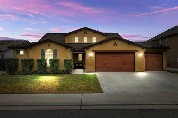 $680,000 | 1047 Maine Avenue, Clovis, CA 93619