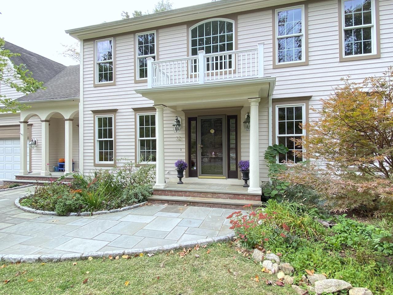 32 Briar Street Rowayton, CT 06853 - Photo 2 of 40 front view of a house