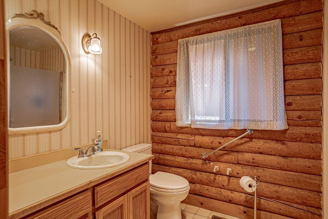700 Neil Creek Road Ashland, OR 97520 - Photo 19 of 37 Guest Bathroom