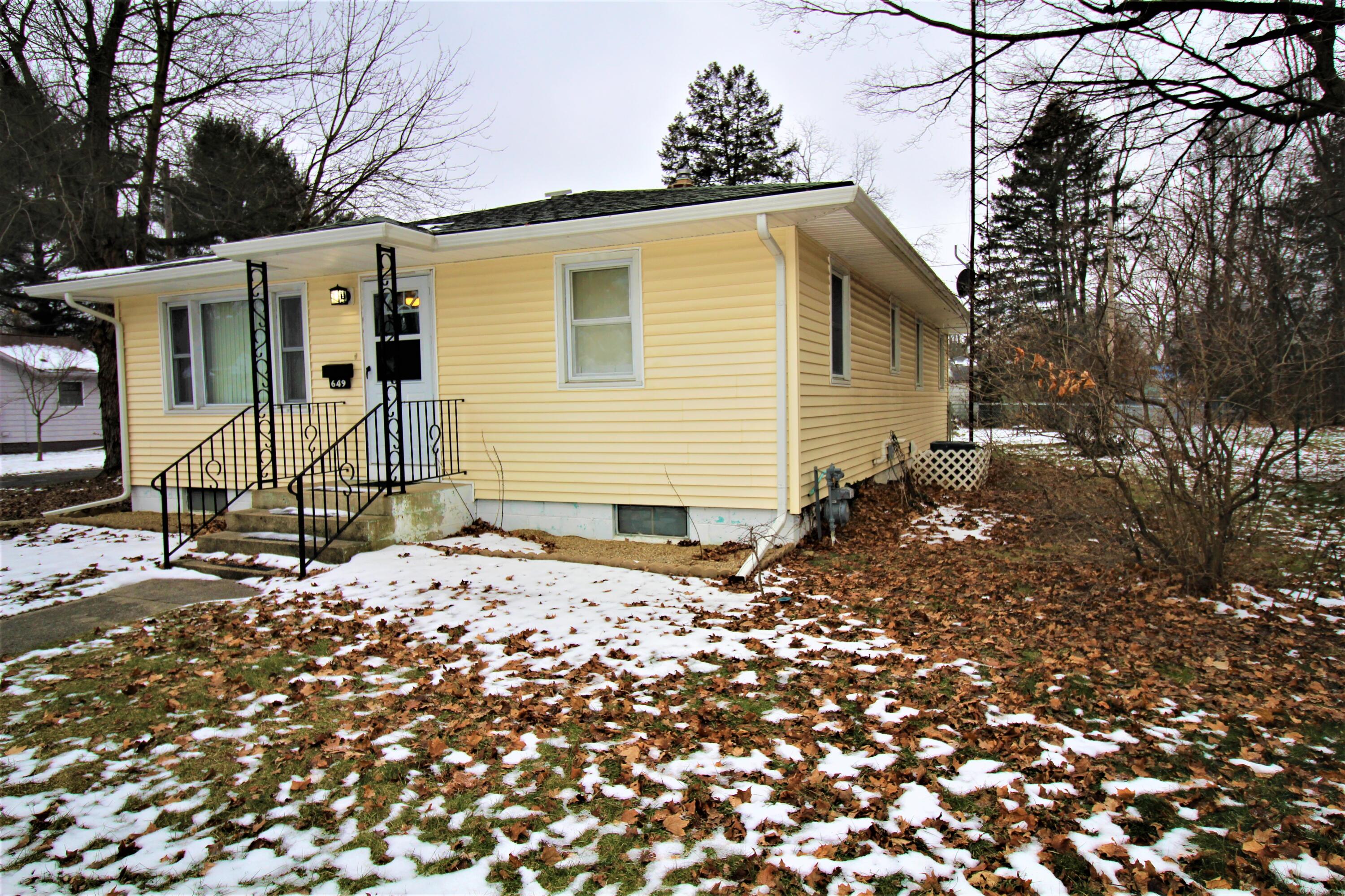 649 Constantine Street Three Rivers, MI 49093 - Photo 2 of 39 IMG_7747 (2)