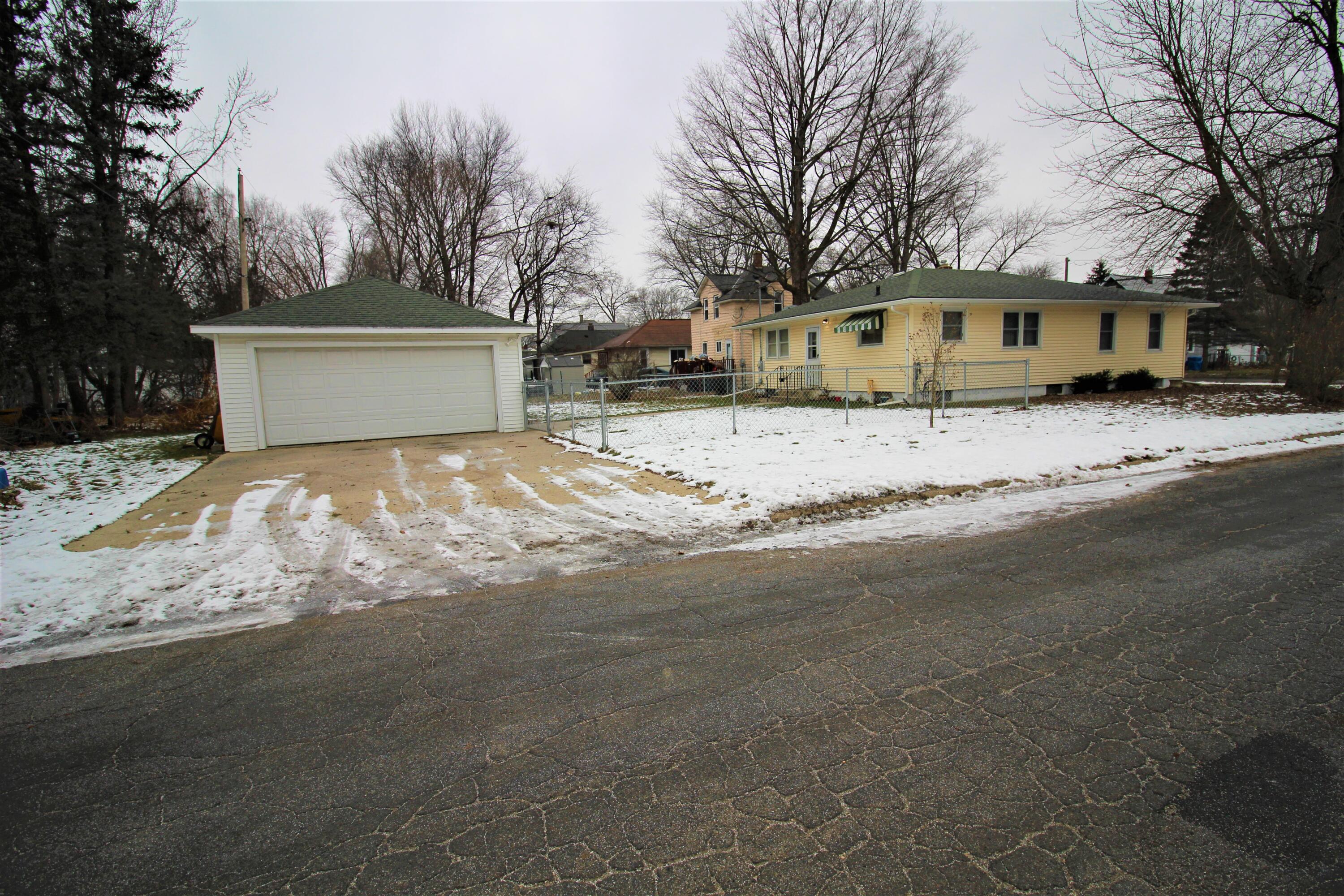 649 Constantine Street Three Rivers, MI 49093 - Photo 3 of 39 IMG_7740 (2)