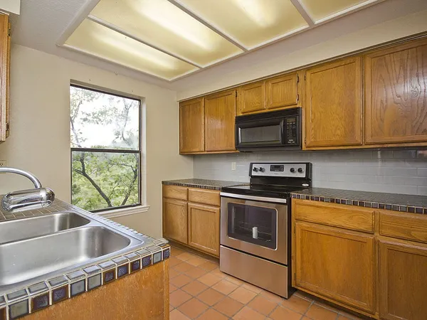 $1,950 | 8200 Neely Drive, Unit 108, Austin, TX 78759