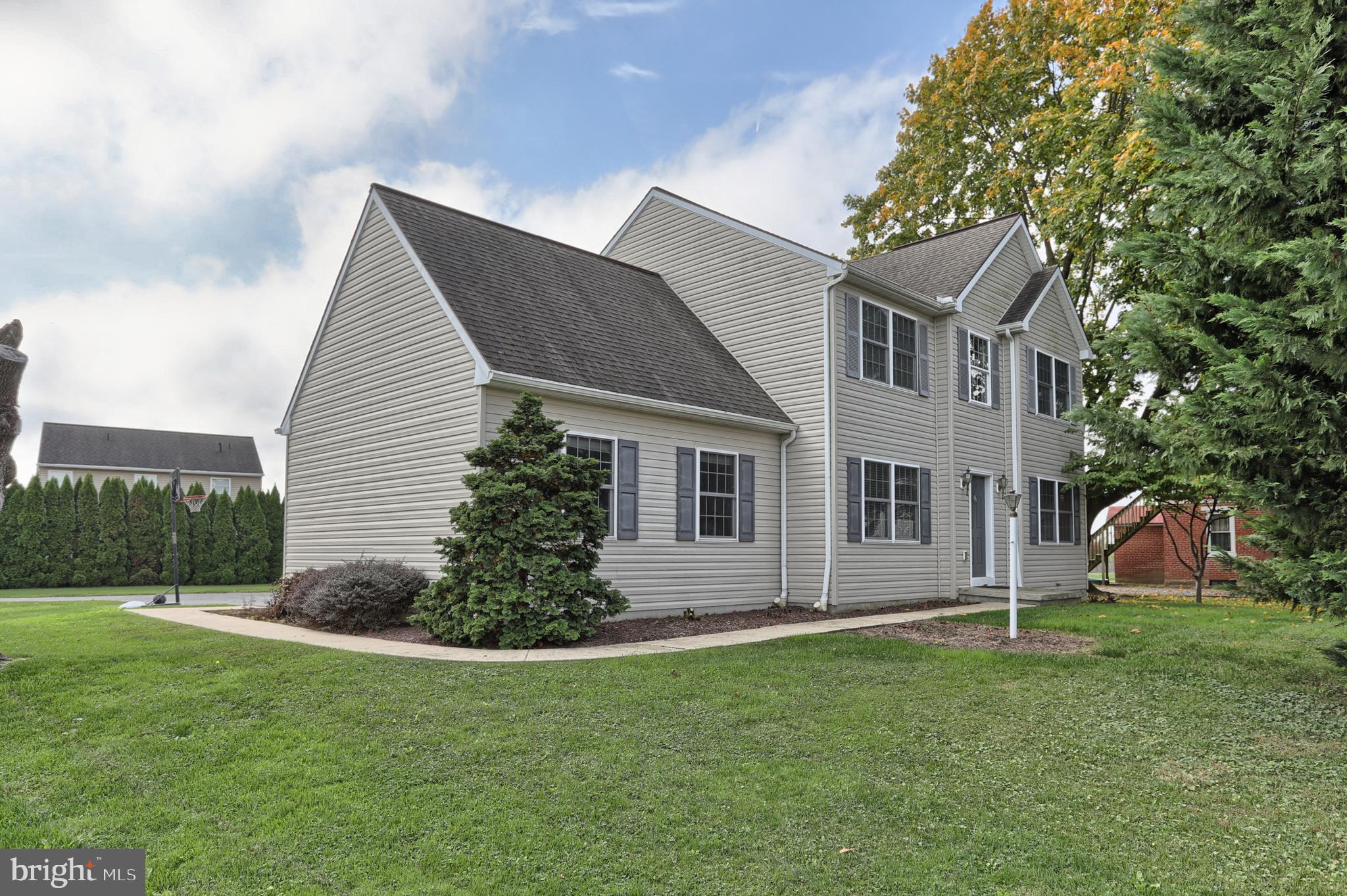17 Hurst Boulevard Lititz, PA 17543 - Photo 3 of 42