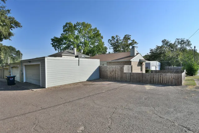 $1,400 | 809 Pecan Street, Brenham, TX 77833