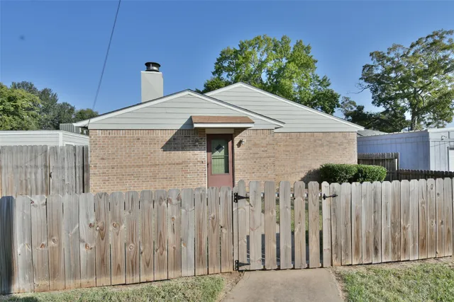 $1,400 | 809 Pecan Street, Brenham, TX 77833