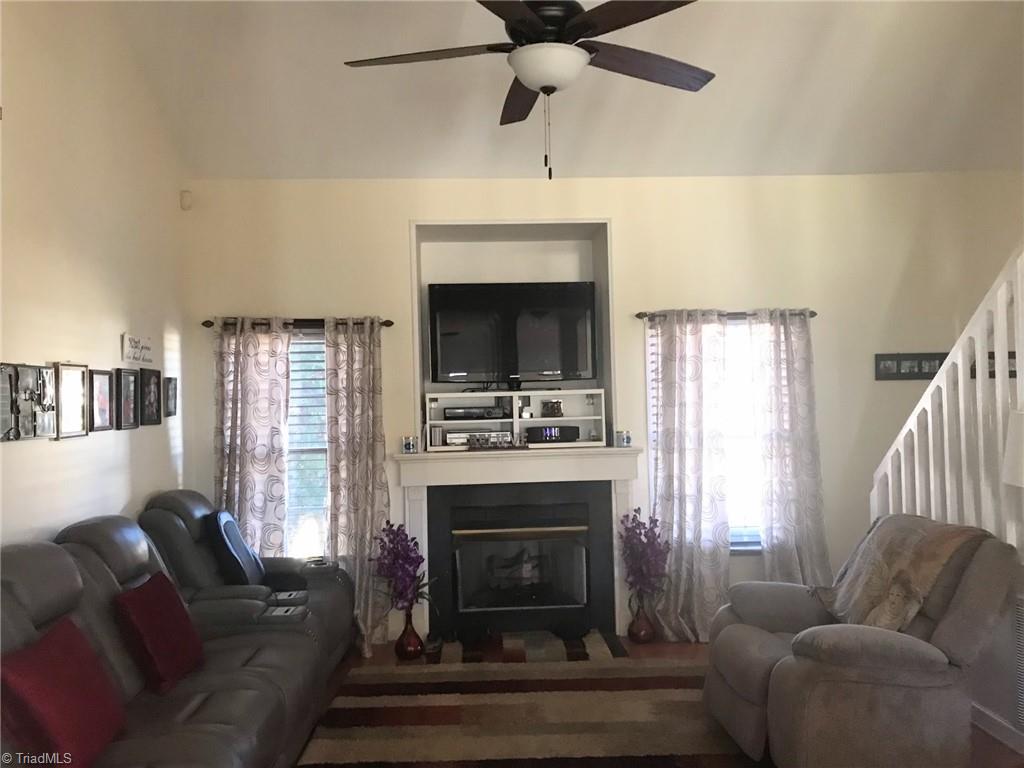 182 Ridge Drive Lexington, NC 27295 - Photo 12 of 31 Cozy living room