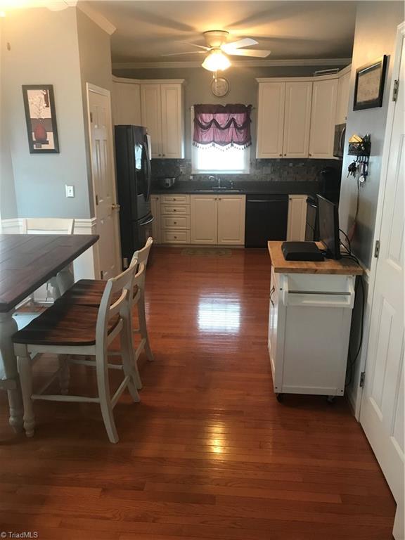Breakfast area/ kitchen