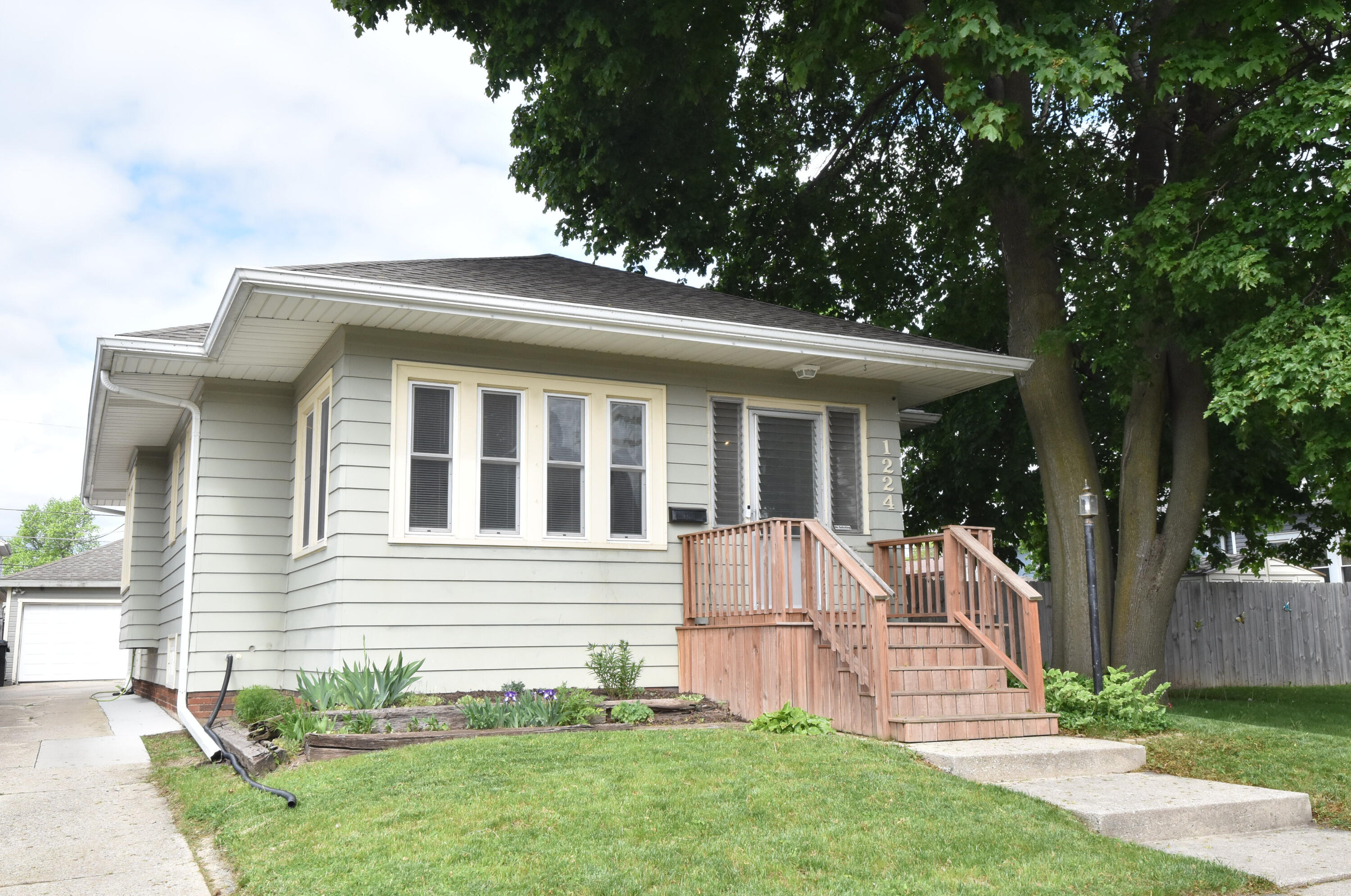 1224 West Lawn Avenue Racine, WI 53405 - Photo 46 of 46 Front