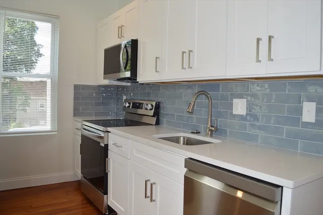 $5,200 | 374 A Centre Street, Unit 3, Boston, MA 02130