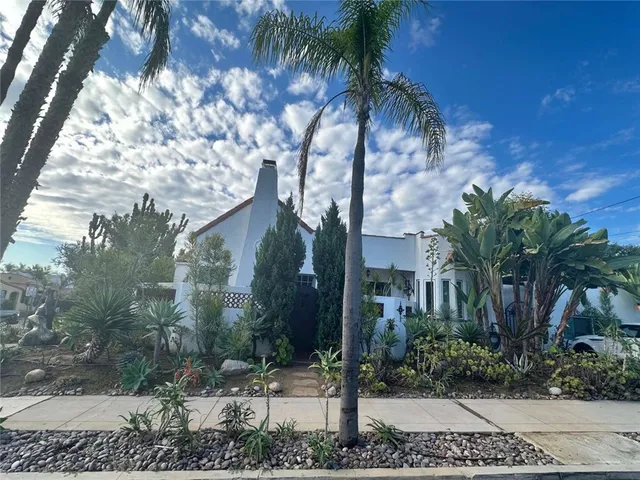 a view of a yard in front of a house