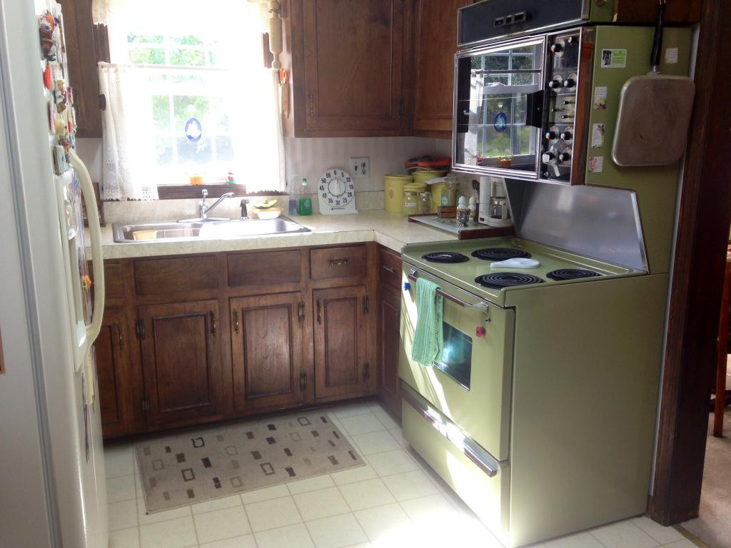 26 Rutherford Lane Bristol, TN 37620 - Photo 4 of 14 Kitchen Appliances All Stay