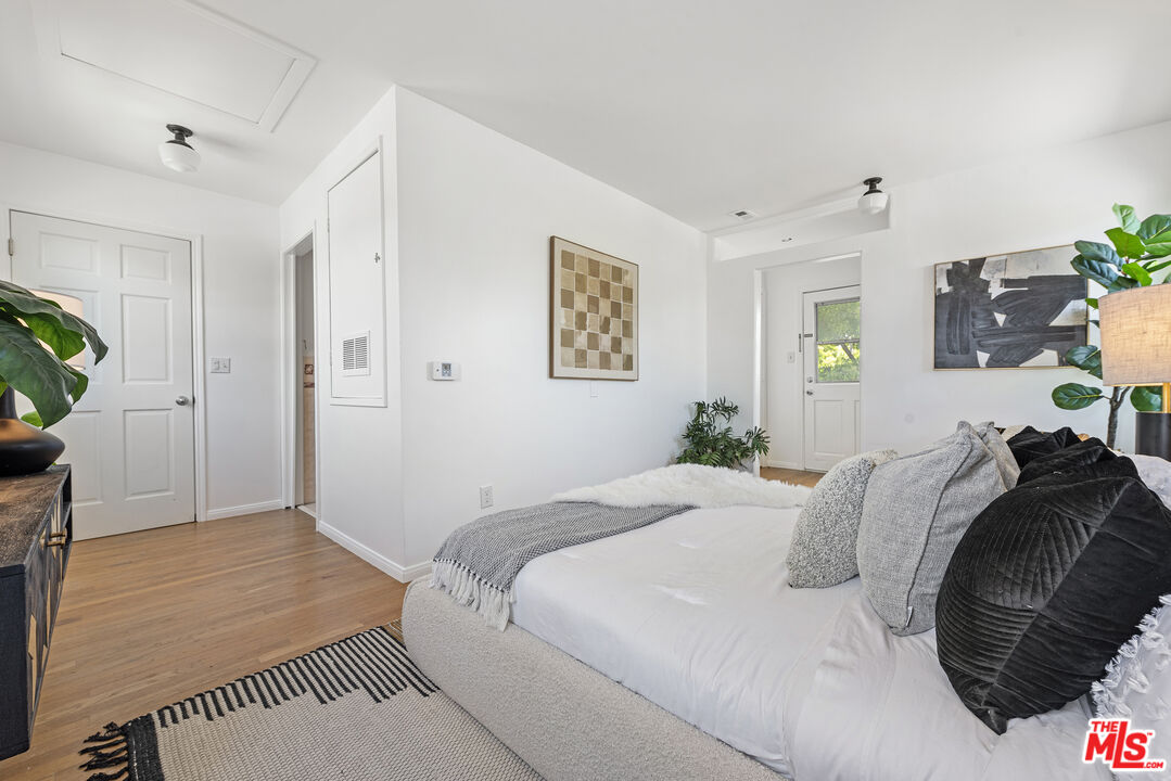 1205 Appleton Way Venice, CA 90291 - Photo 27 of 52 a bedroom with a bed and painting on the wall