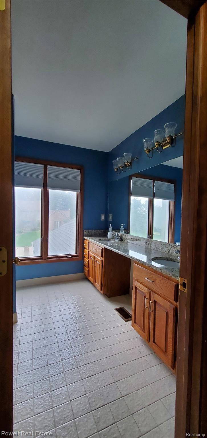 835 Stanford Circle Rochester, MI 48309 - Photo 12 of 18 Kids Bathroom 1.jpg