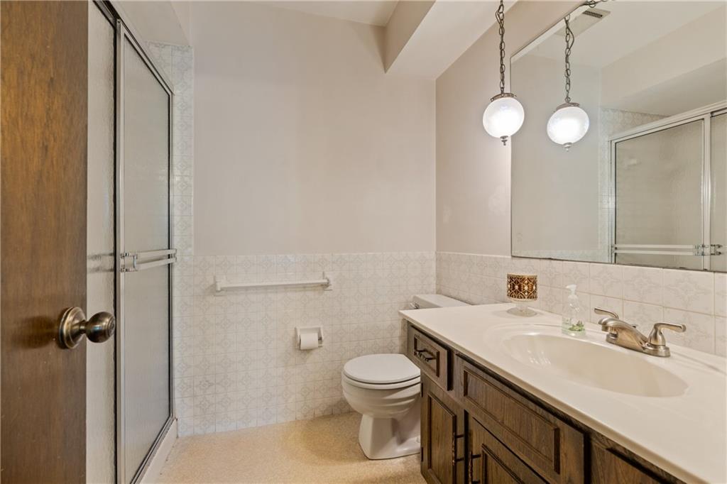 11524 Rosehill Road Overland Park, KS 66210 - Photo 17 of 32