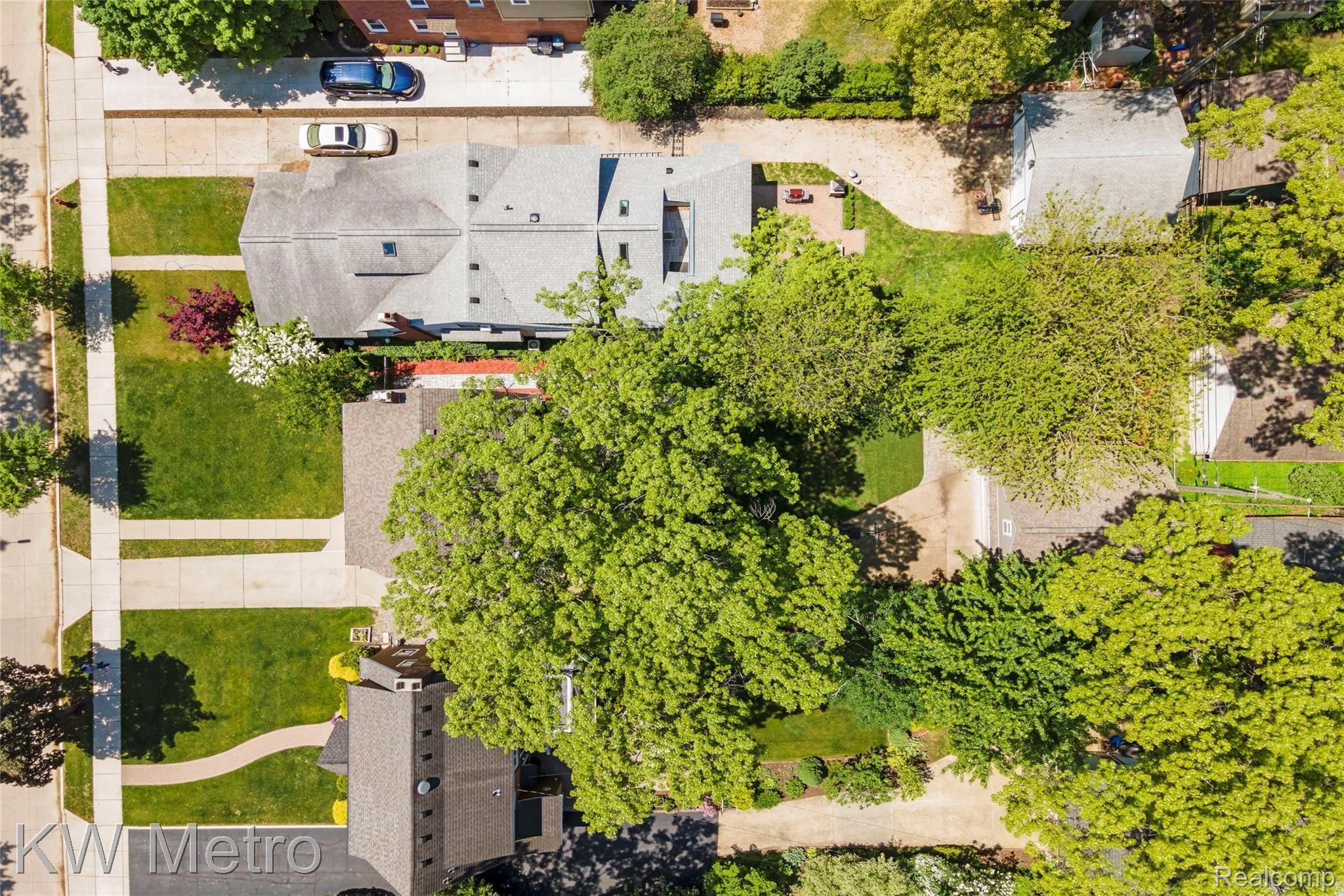 124 Cambridge Boulevard Pleasant Ridge, MI 48069 - Photo 39 of 54 DJI_0921.jpg